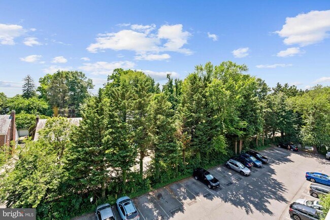 Building Photo - 4720 Chevy Chase Dr