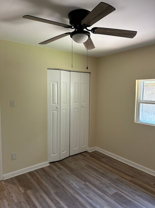 Building Photo - 4 Bedroom 2 bathroom  and 2 car garage home in Sherwood.