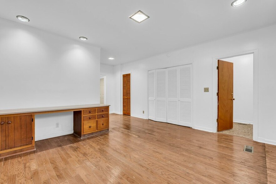 Building Photo - 905 8th Ave N