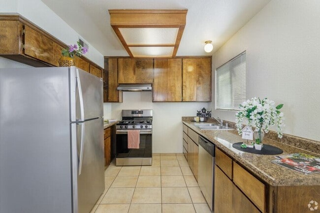 Building Photo - Spacious 4 Bedroom Townhomes in Chico