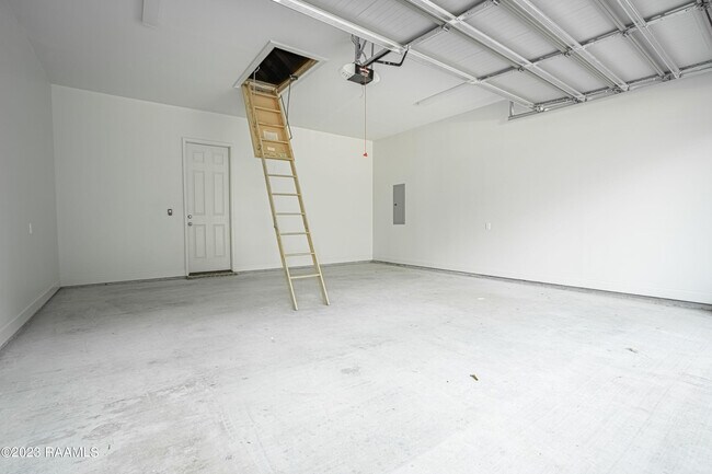 Building Photo - 404 E Martial Ave