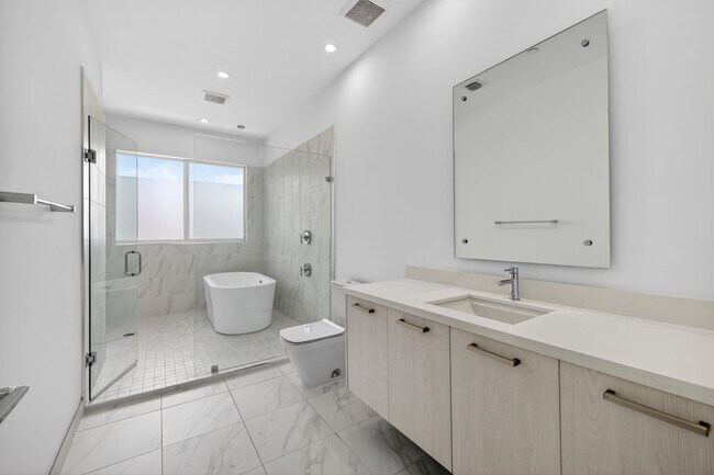 Building Photo - 1044 NE 18th Ave