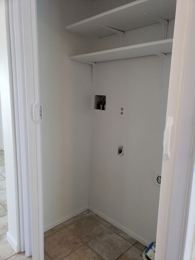 Building Photo - 2 Bedroom Townhome - Spacious!