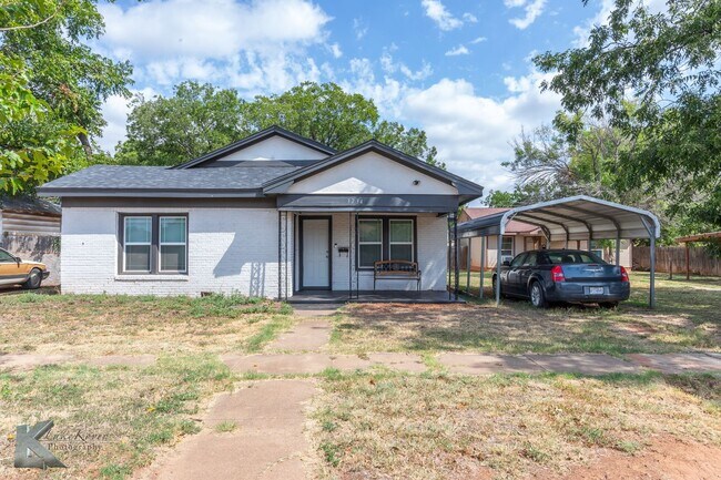 Building Photo - XL HOME!  3 bed, 1 bath, LOTS OF ROOM!