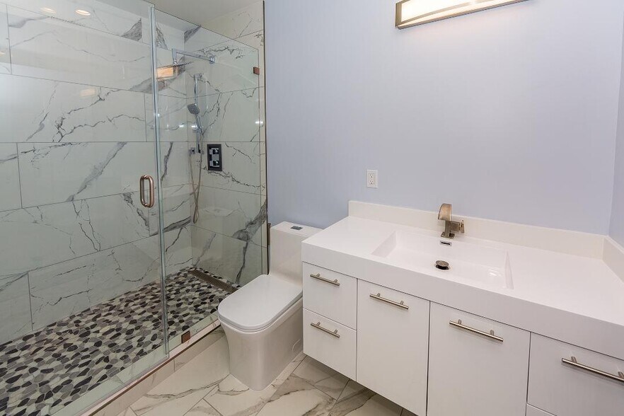 Building Photo - 6850 Encino Ave