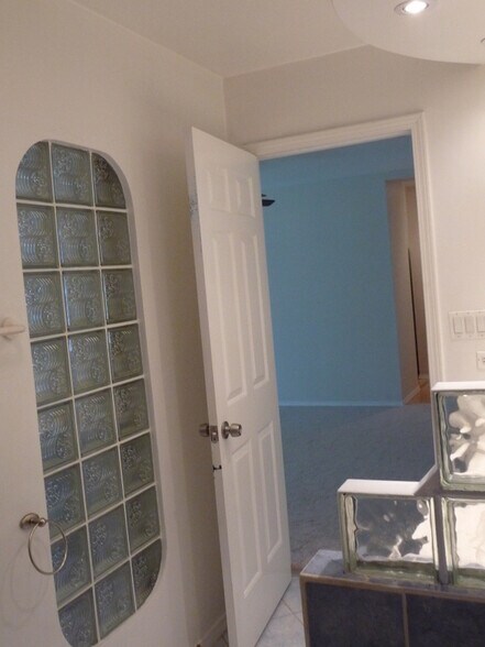 Building Photo - 1806 Hemlock Pl