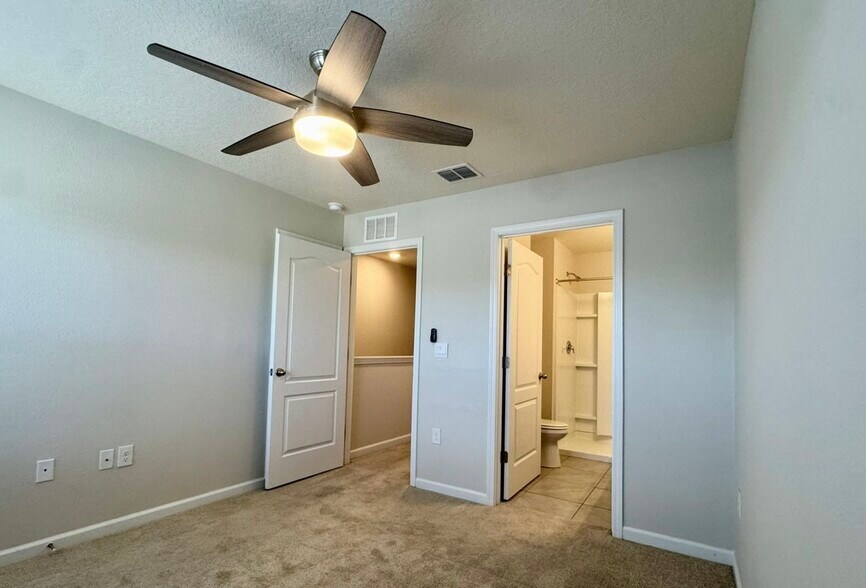 Building Photo - 3992 Village View Ln