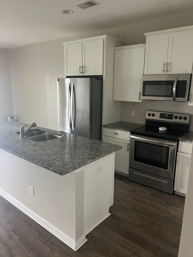 Building Photo - Beautiful 3 Bedroom w/Garage Townhouse Clo...