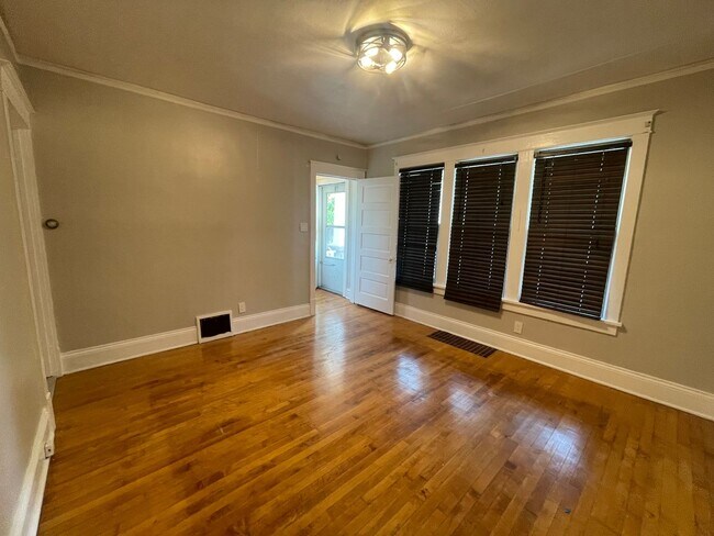 Primary Photo - 2524 N Weil St