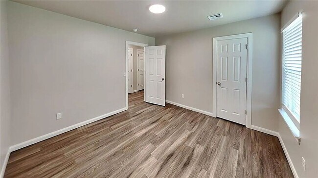 Building Photo - Beautiful 3-Bedroom Home in Yukon – Available Now!