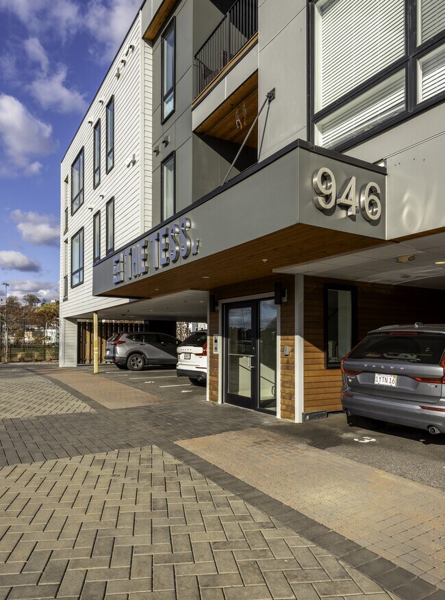 Building Photo - 946 Saratoga St