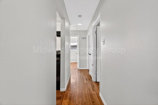 Building Photo - 710 Tyson Dr