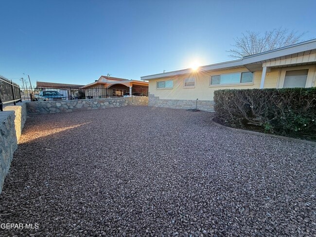 Building Photo - 10180 Saigon Dr