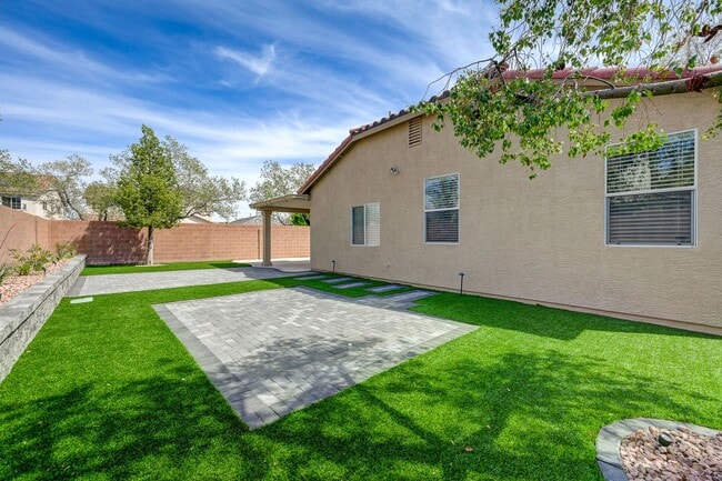 Building Photo - Stunning one story in the NW!