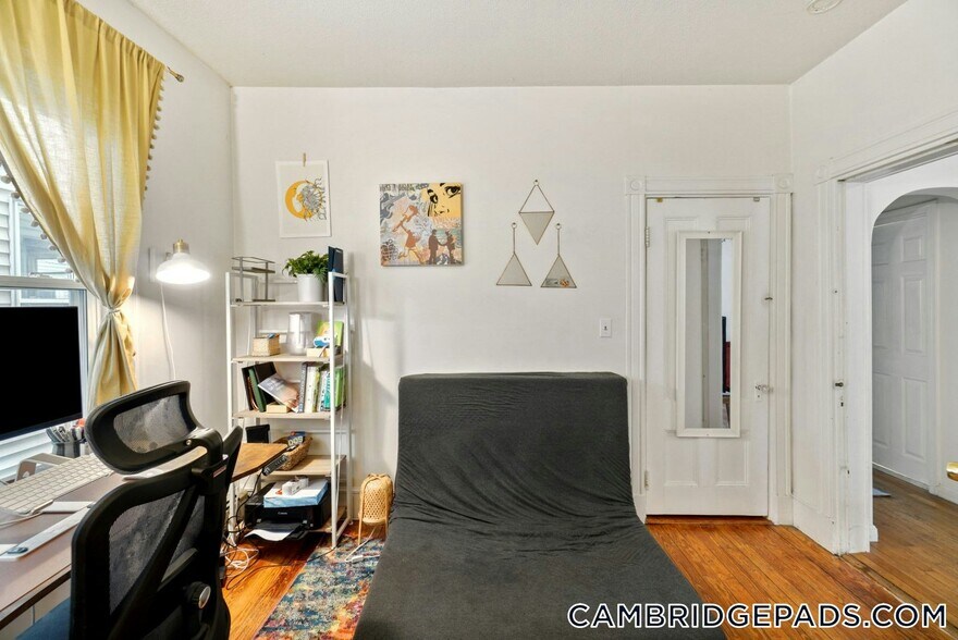 Building Photo - 10 Clary St
