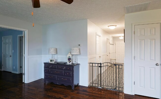 Building Photo - 3 Bed Home