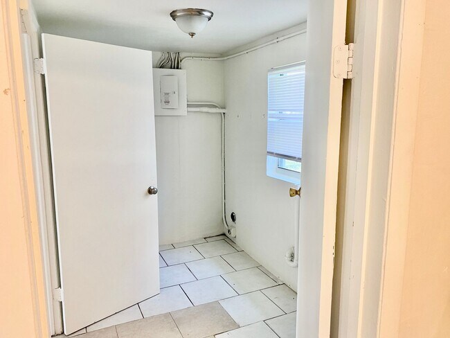 Building Photo - *** LARGE 4 BEDROOM SINGLE FAMILY HOME!***