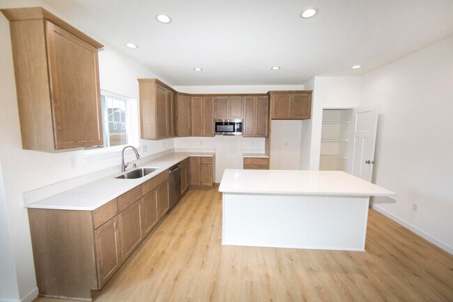 Building Photo - N116W7245 Oakmont Dr