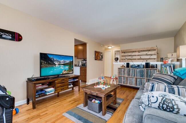 Building Photo - Roomy Sunnyside Duplex with Finished Basement in a Prime Location