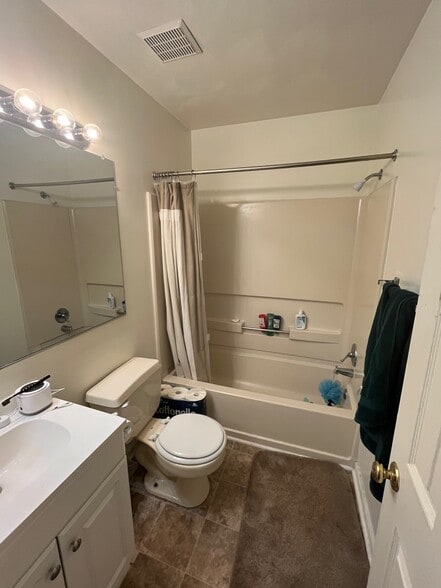 private bath - tub - 403 Berryfield Ln