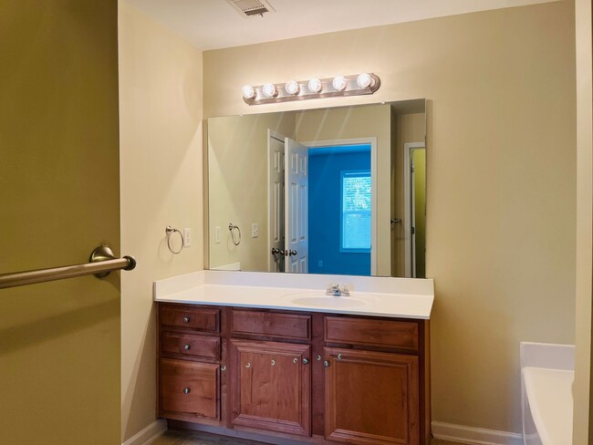 Building Photo - HOA community, swim/tennis, 2 bed, 2bath, ...