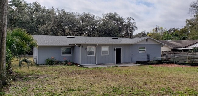 Building Photo - 3 bed, 2 bath 1 car garage