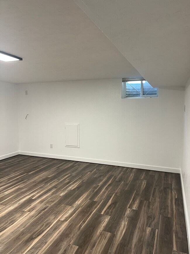 Building Photo - D323AB
