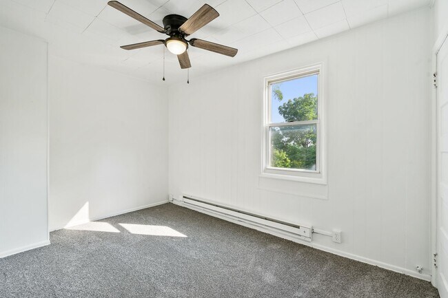 Building Photo - 2 bed 1 bath - newly updated, convenient location, washer/dryer/dishwasher