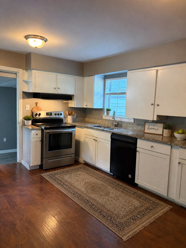 Building Photo - Charming 3BR Cottage with Spacious Master Suite