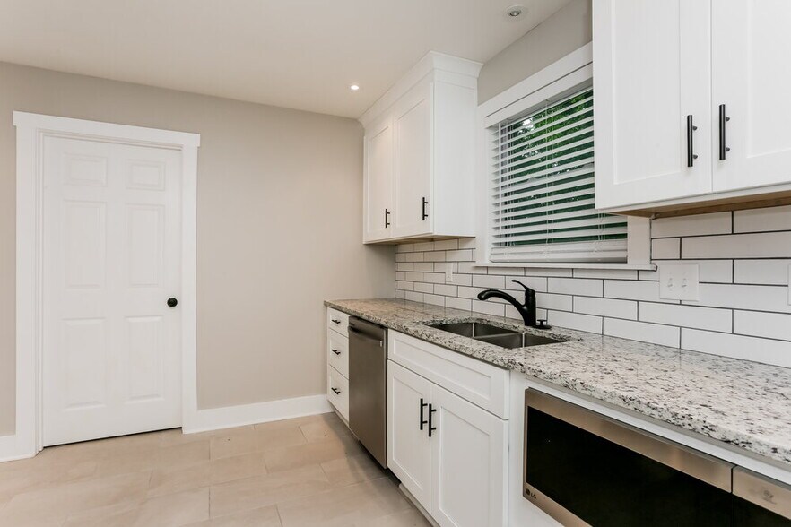 Building Photo - 2661 Deerfield Cir