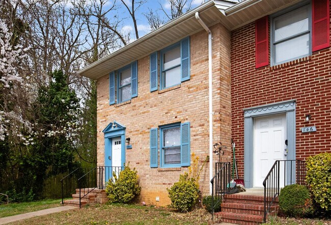 Building Photo - 2 Bedroom 2.5 Bath End Unit Townhouse in Fredericksburg
