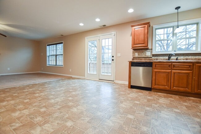 Building Photo - Pet Friendly Three Bedroom!
