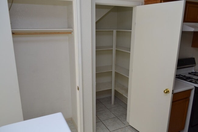 Building Photo - SW - ROOMY 3 BEDROOM 2.5 BATH TOWNHOME - 8...