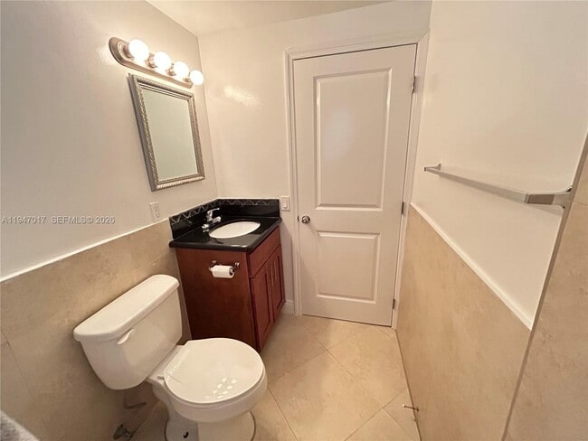 Building Photo - 2880 Pine Tree Dr