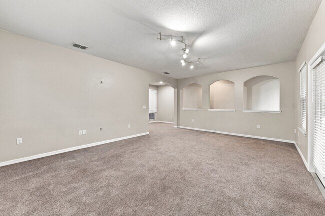 Building Photo - Stunning 3 BR + LOFT / 2.5 BA/ 2-Car-Garage Townhome in GATED community!