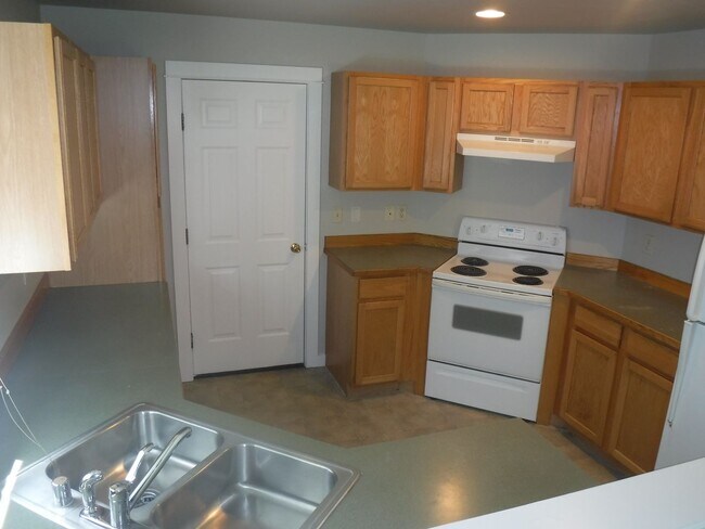 Building Photo - Beautiful Newly Renovated 3 Bedroom Home- ...