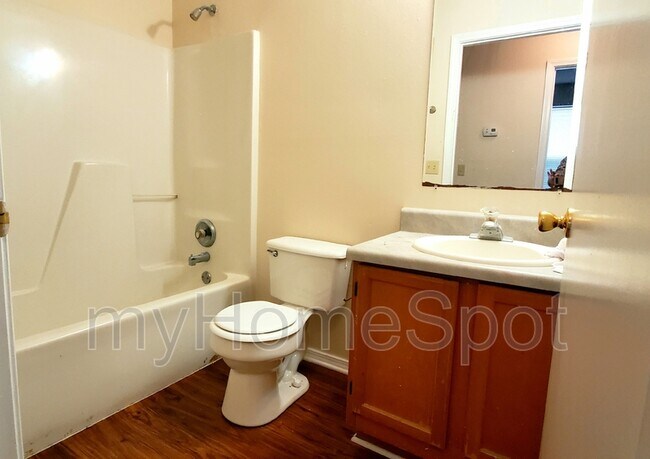 Building Photo - 425 Pine Crescent Way