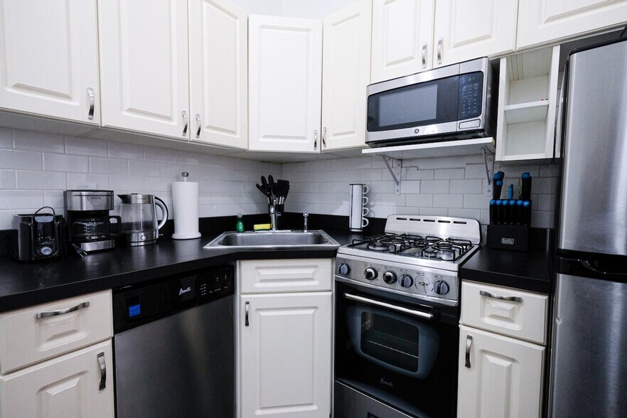 Building Photo - 302 E 104th St