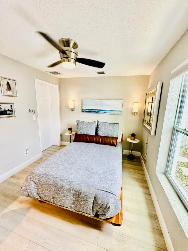 Building Photo - 5365 N Andrews Ave