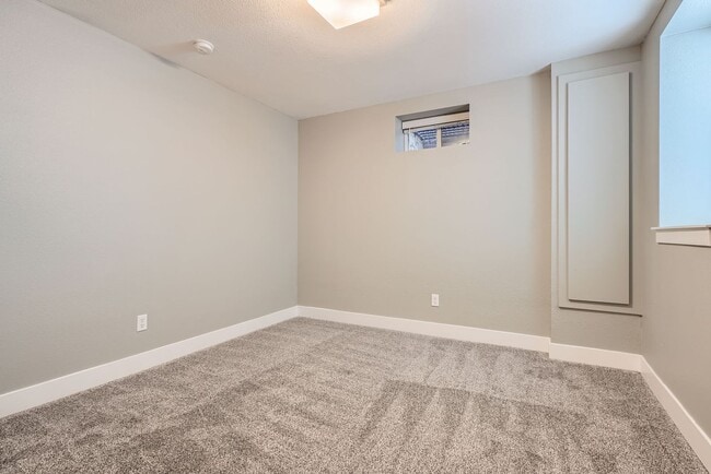 Building Photo - 4 Bed, 2 Bath Duplex – Bright, Stylish, Mo...