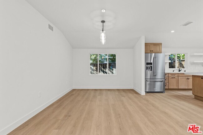 Building Photo - 3647 Grand View Blvd