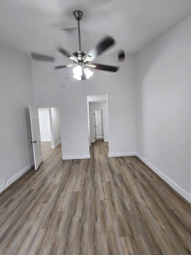 Building Photo - 2BD/2BA Condo in The Plaza Community - MOV...