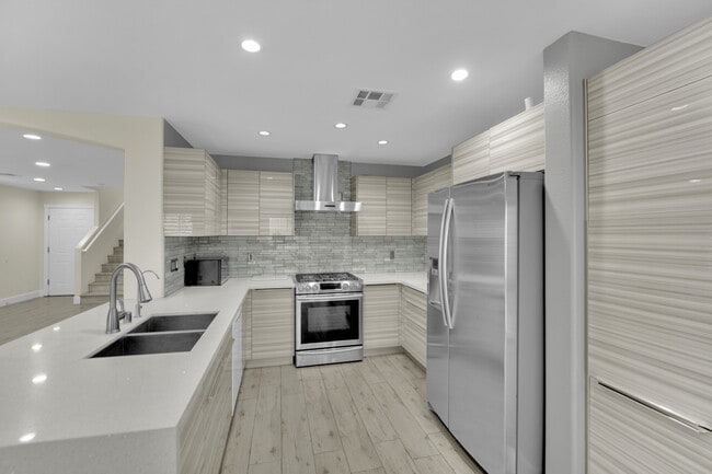 Building Photo - 9645 Grapeland Ave