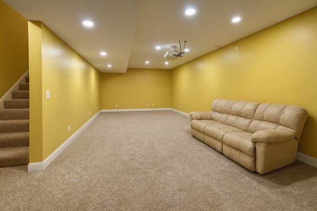 Building Photo - Beautifully Spacious 4bed 3.5bath Home, in...