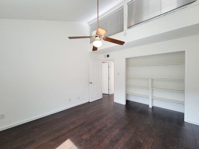 Building Photo - Stylish Townhouse in Prime Location – Walk...