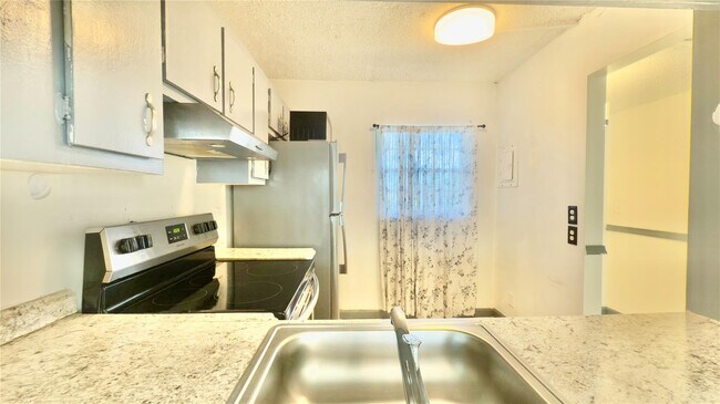 Building Photo - 9340 Lagoon Pl