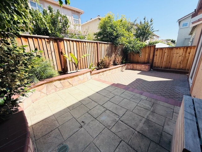Building Photo - Beautiful 3 Bed 2.5 Bath Santa Clara Townh...