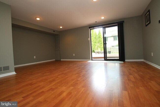 Building Photo - 3478 Coventry Pl