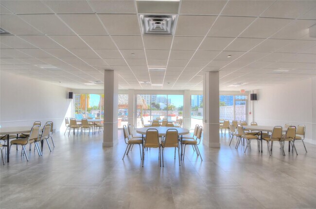 Building Photo - 405 N Ocean Blvd