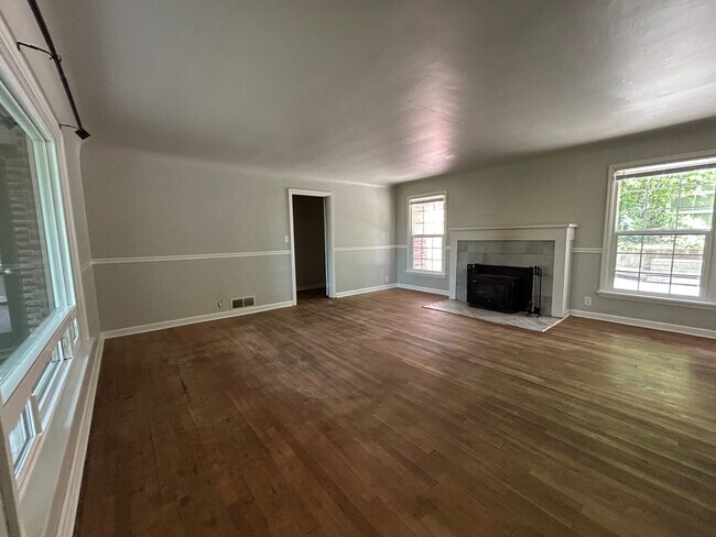 Building Photo - 2 Bed, 1.5 Bath Home with Basement and Sunroom